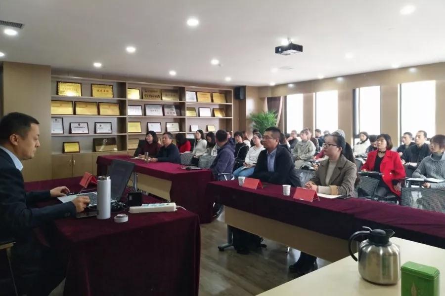 学无止境|华体会在线项目管理有限公司举办法律知识专题培训